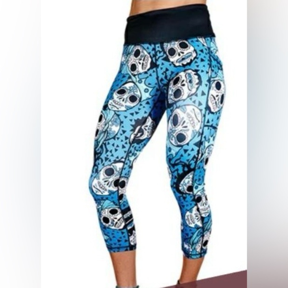 CVG CONSTANTLY VARIED GEAR
Gangster Rap Legends (Retired) CAPRI Leggings 
Size S
